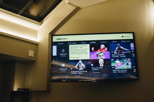 a flat screen tv hanging on a wall at Camden Enterprise Hotel in London