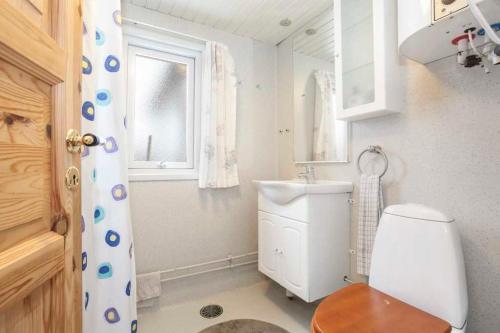 baño con aseo y lavabo y ventana en Haulundsvej 120 en Sæby