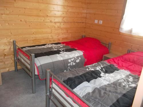 Postel nebo postele na pokoji v ubytování Chalet la Noisetiere Armalou