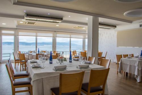 a dining room with a long table and chairs at Hotel Restaurante Loureiro in Bueu