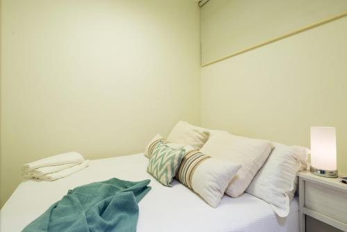 ベナルマデナにあるMalagaSuite Front Beach Benalmádenaの白いベッドルーム(白い枕付きのベッド1台付)