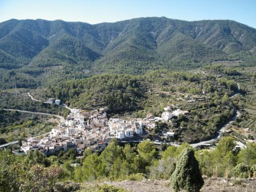 una vista aérea de un pueblo en las montañas en Casa La Chelva, en Alcudia de Veo