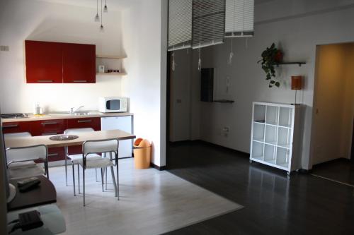 una cucina con tavolo e sedie in una stanza di B&B 5 Sensi a Belpasso