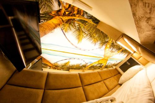 Pokój z oknem z widokiem na palmę w obiekcie Yourplace XXS Apartments w Krakowie