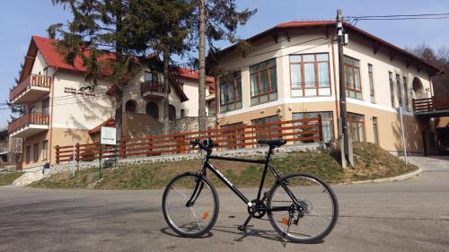 Vélo sur le terrain de l'établissement Selfness Hotel Vadvirág Mátraszentimre ou dans les environs