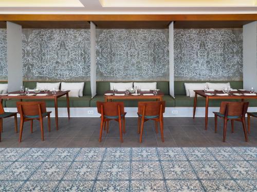 プノンペンにあるThe Bale Phnom Penh by LifestyleRetreatsの木製のテーブルと椅子のあるダイニングルーム