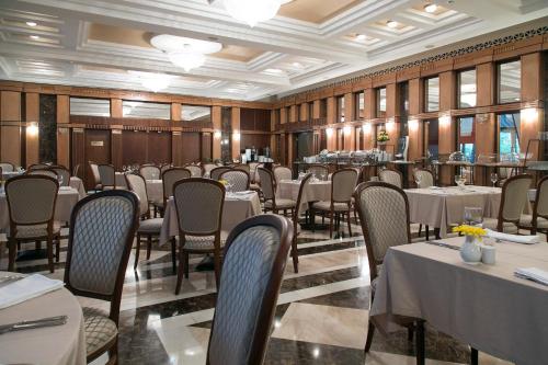 A restaurant or other place to eat at Arbat Hotel