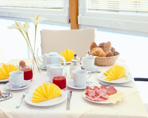 パルチーネスにあるB&B Boutique Hotel Burgundの白いテーブル