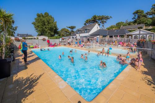 een groep mensen in een zwembad bij Camping RCN Port l'Epine in Trélévern