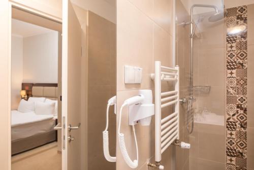 Un baño de Concorde Old Bucharest Hotel