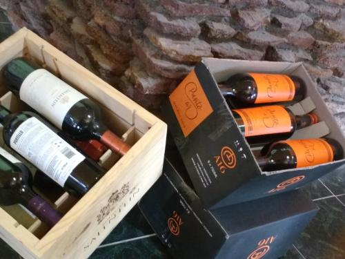 4 botellas de vino en una caja de madera en Portal Norte en 