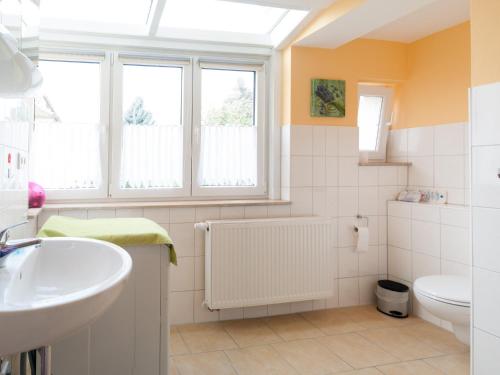 Ένα μπάνιο στο Ferienwohnung Knoth