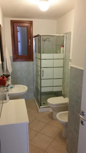 カステルサルドにあるAppartamento Paradisoのバスルーム(シャワー、トイレ、シンク付)