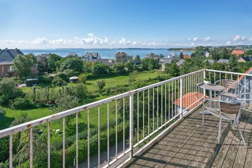 セナボーにあるHotel Sønderborg Garniの水辺の景色を望むバルコニー(椅子付)