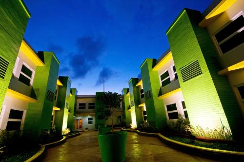 una fila de edificios verdes en un estacionamiento en Go Hotels Puerto Princesa, en Puerto Princesa City