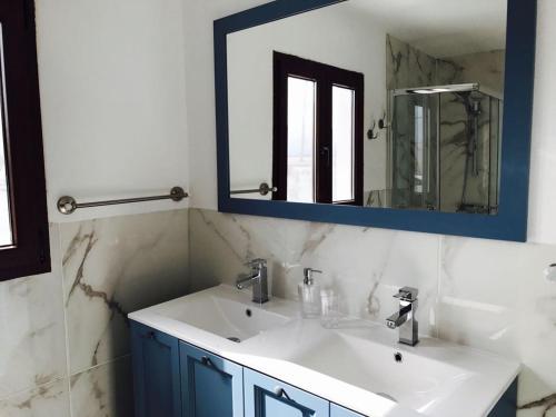 y baño con lavabo blanco y espejo azul. en Zone23 Home, en Porís de Abona