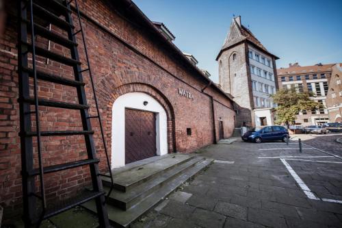 un edificio de ladrillo con una puerta en el costado en Apartamenty Baszta, en Gdansk