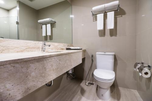 Ένα μπάνιο στο SureStay Plus by Best Western Sukhumvit 2
