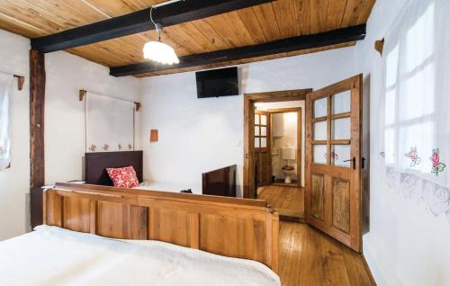 - une chambre avec un lit et une porte en bois dans l'établissement Ethno Village Stara Lonja, à Lonja