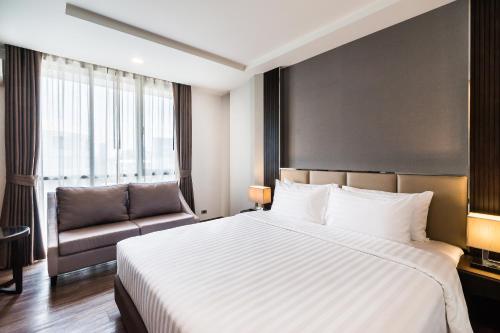 Ένα ή περισσότερα κρεβάτια σε δωμάτιο στο SureStay Plus by Best Western Sukhumvit 2