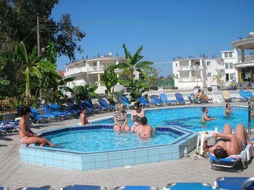ラガナスにあるMariana Hotelの一団