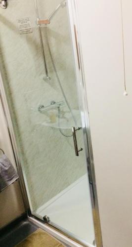 Bilik mandi di Lwr Ormeau Guest House