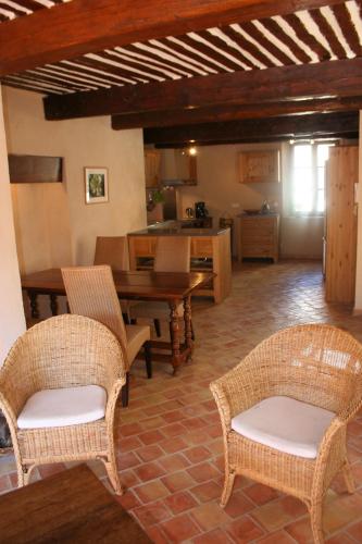 un salon avec deux chaises et une table dans l'établissement La Maison derrière la Fontaine, à Buis-les-Baronnies