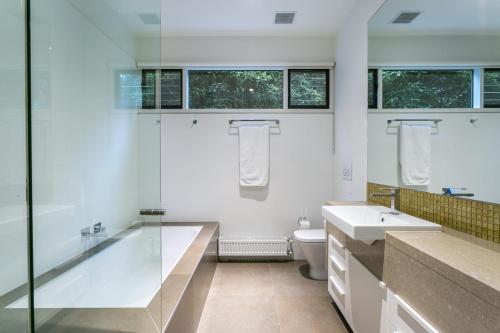 uma casa de banho com uma banheira, um lavatório e um WC. em C-Escape em Blairgowrie