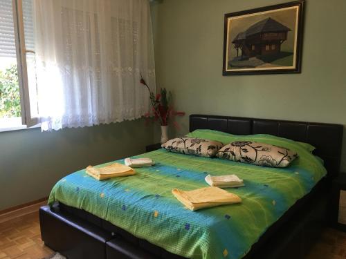 Llit o llits en una habitació de Apartment Milos