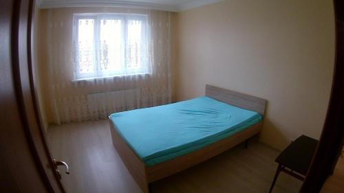 ムイティシにあるApartment on Borisovka 28 for 4 personsの小さなベッドルーム(窓付きのベッド付)