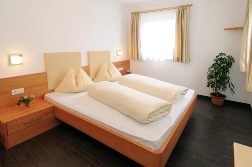 a bedroom with two beds and a window at Haus Winkler in Vilpiano