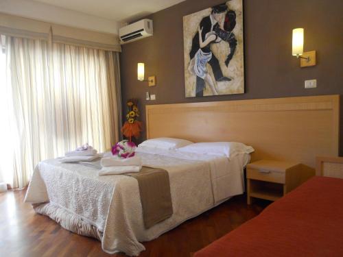 Habitación de hotel con 2 camas y toallas. en Catania Crossing B&B - Rooms & Comforts, en Catania