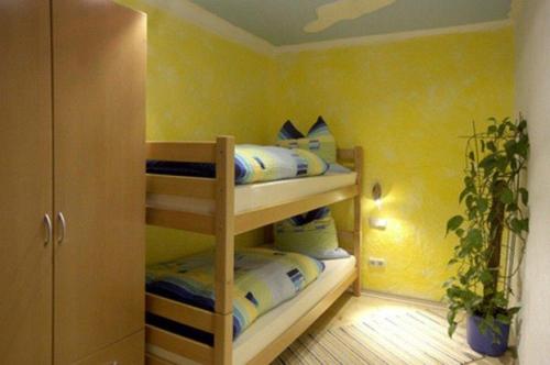 Katil dua tingkat atau katil-katil dua tingkat dalam bilik di Ferienwohnung-Holzer-Feng-Shui