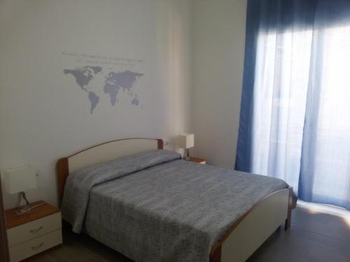 ノートにあるNoto nel mondoのベッドルーム1室(壁に地図を掲載したベッド1台付)