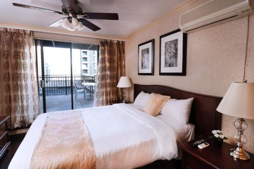 Postel nebo postele na pokoji v ubytování Divya Sutra Suites on Robson Downtown Vancouver