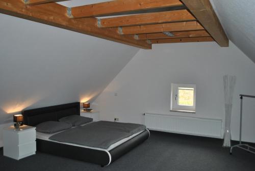מיטה או מיטות בחדר ב-Ferienhaus Relax