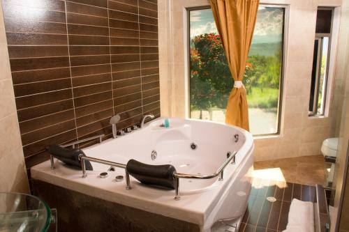 Kylpyhuone majoituspaikassa Hotel Monchuelo Spa