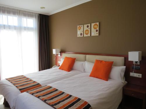 Giường trong phòng chung tại Hotel Anunciada