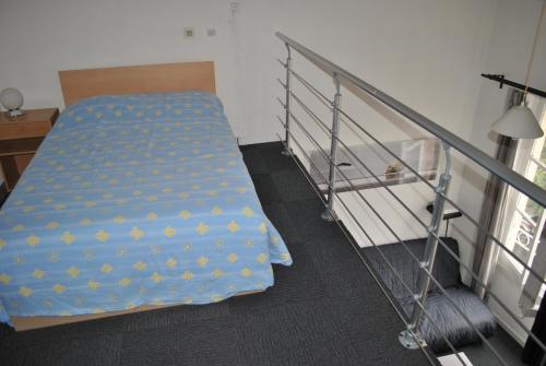 een kleine slaapkamer met een bed en een trap bij Appartement Boucheries Centre Ville in Bordeaux