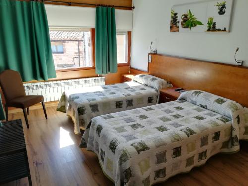 2 camas en una habitación con cortinas verdes en La Muralla, en Retortillo de Soria