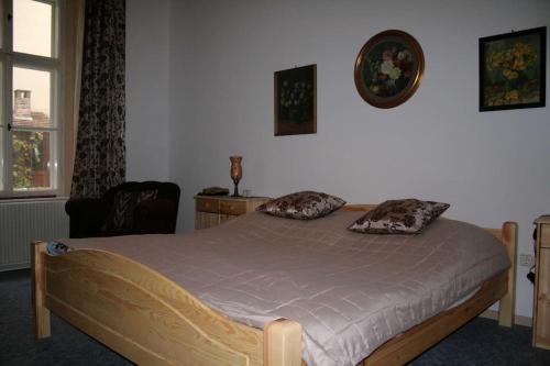 ein Schlafzimmer mit einem Bett mit zwei Kissen darauf in der Unterkunft 70m² großes Apartment mit Gartenzugang in Wien