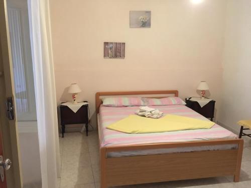 um quarto com uma cama com um cobertor amarelo em Anna Apartment em Villaputzu