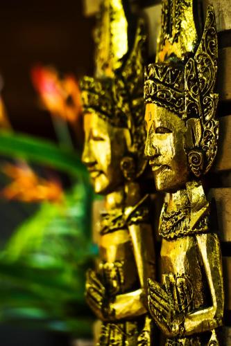 a group of gold statues standing next to each other at Hotel Villa Di Rimini in Ubatuba