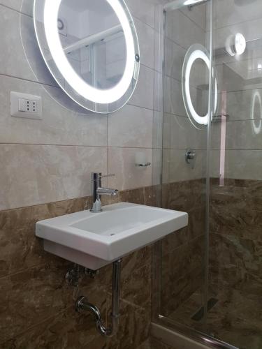 Ένα μπάνιο στο Bristol Hotel Tirana