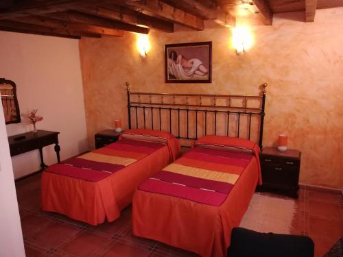 1 dormitorio con 2 camas en una habitación en Casa Rural La Muralla, en Retortillo de Soria
