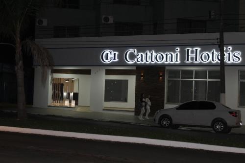 un coche aparcado delante de un hotel por la noche en Hoteis Cattoni, en Lages