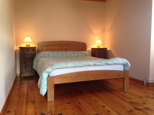 ein Schlafzimmer mit einem Bett mit zwei Nachttischen in der Unterkunft Maison de caractère en Pierre Cal Blanic in Saint-Pierre-dels-Forcats