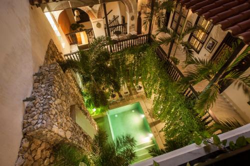 vista sul tetto di un edificio con piscina di Casa de Alba Hotel Boutique a Cartagena de Indias