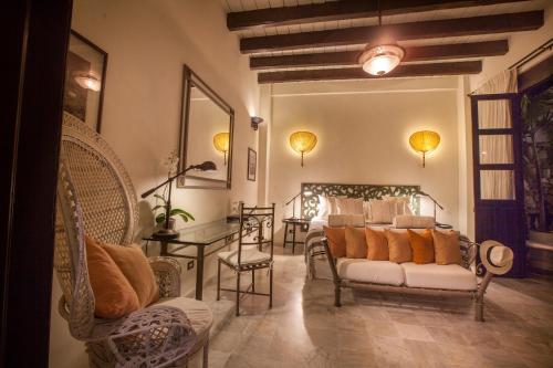 een woonkamer met een bank en een tafel bij Casa de Alba Hotel Boutique in Cartagena