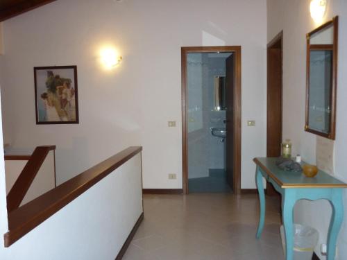 korytarz ze schodami i drzwiami do łazienki w obiekcie Cascina Maria w mieście Desenzano del Garda